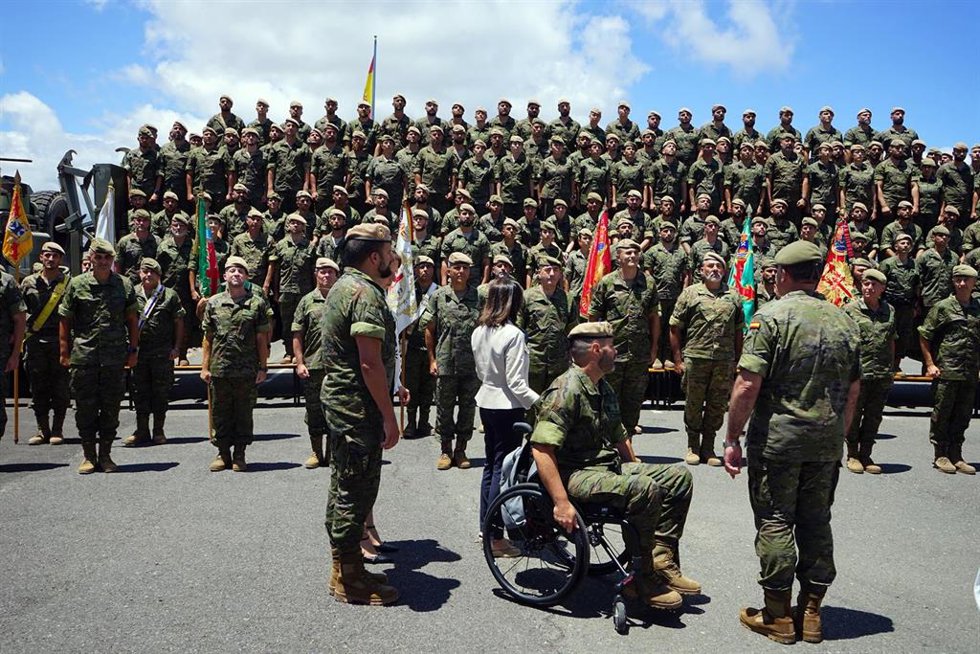 Archivo - La ministra de Defensa, Margarita Robles, conversa con militares durante su visita a la Brigada 'Canarias' XVI, ubicada en la base militar 'General Alemán Ramírez', a 22 de junio de 2023, en Las Palmas de Gran Canaria, Gran Canaria, Canarias (