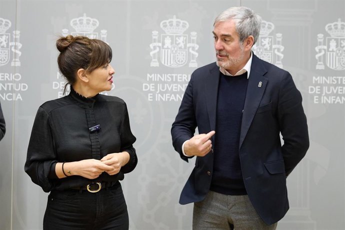 Archivo - La ministra de Juventud e Infancia, Sira Rego, y el presidente del Gobierno de Canarias, Fernando Clavijo