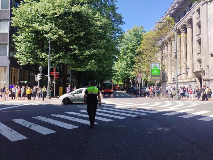 Un policia municipal regula el tráfico en Bilbao