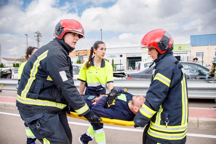 Simulacro de accidente con múltiples víctimas organizado por la UCAM en la Escuela de Bomberos de Murcia