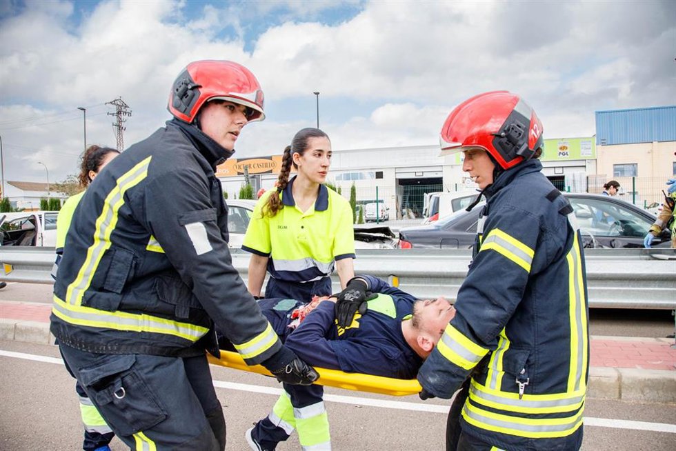 Simulacro de accidente con múltiples víctimas organizado por la UCAM en la Escuela de Bomberos de Murcia