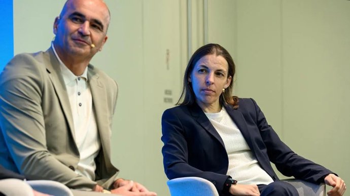 Roberto Martínez, seleccionador de Portugal, y la colegiada francesa Stephanie Frappart durante el Simposio de UEFA sobre el VAR