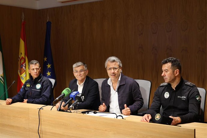 El edil de Seguridad, José Eduardo Díaz, ha explicado que los servicios municipales actuaron principalmente y desde el principio en la gestión del tráfico, en el rescate de personas, y en el suministro de energía a centros sanitarios y sociales.