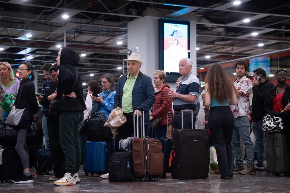 Varias personas esperan en la estación de Sants este martes tras el apagón eléctrico