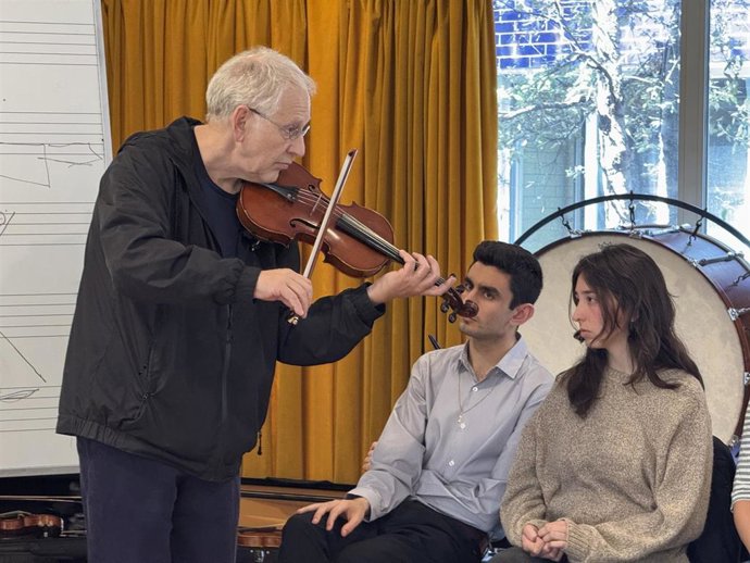 El violinista Shlomo Mintz ofrece una clase magistral en el Conservatorio Superior de Música de Baleares