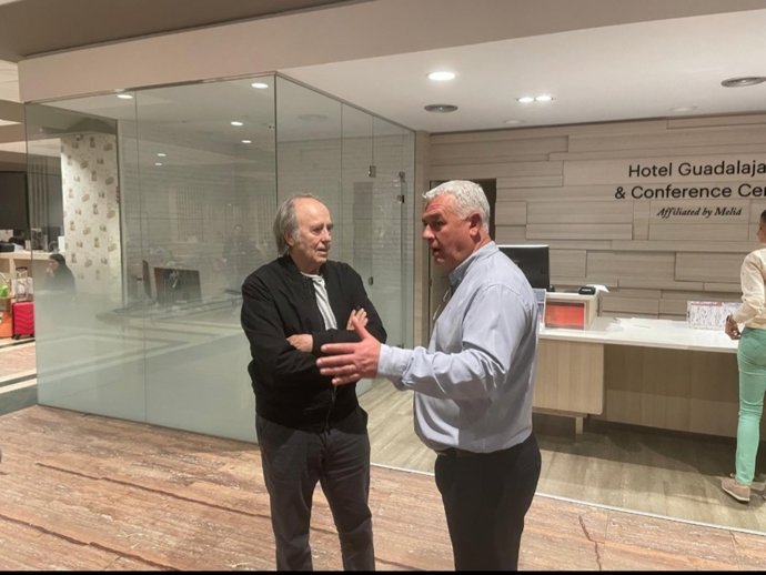 El cantante Joan Manuel Serrat con el presidente de la Diputación de Guadalajara, José Luis Vega.
