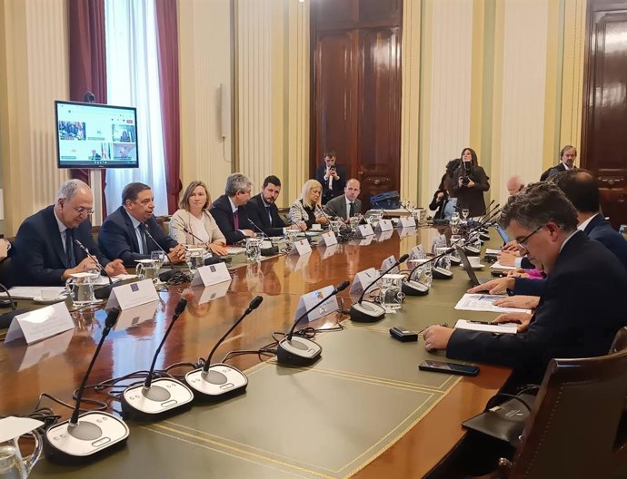 El conseller de Agricultura, Pesca y Medio Natual, Joan Simonet, participa en la reunión con el comisario de Pesca y Océanos de la UE, Costas Kadis.