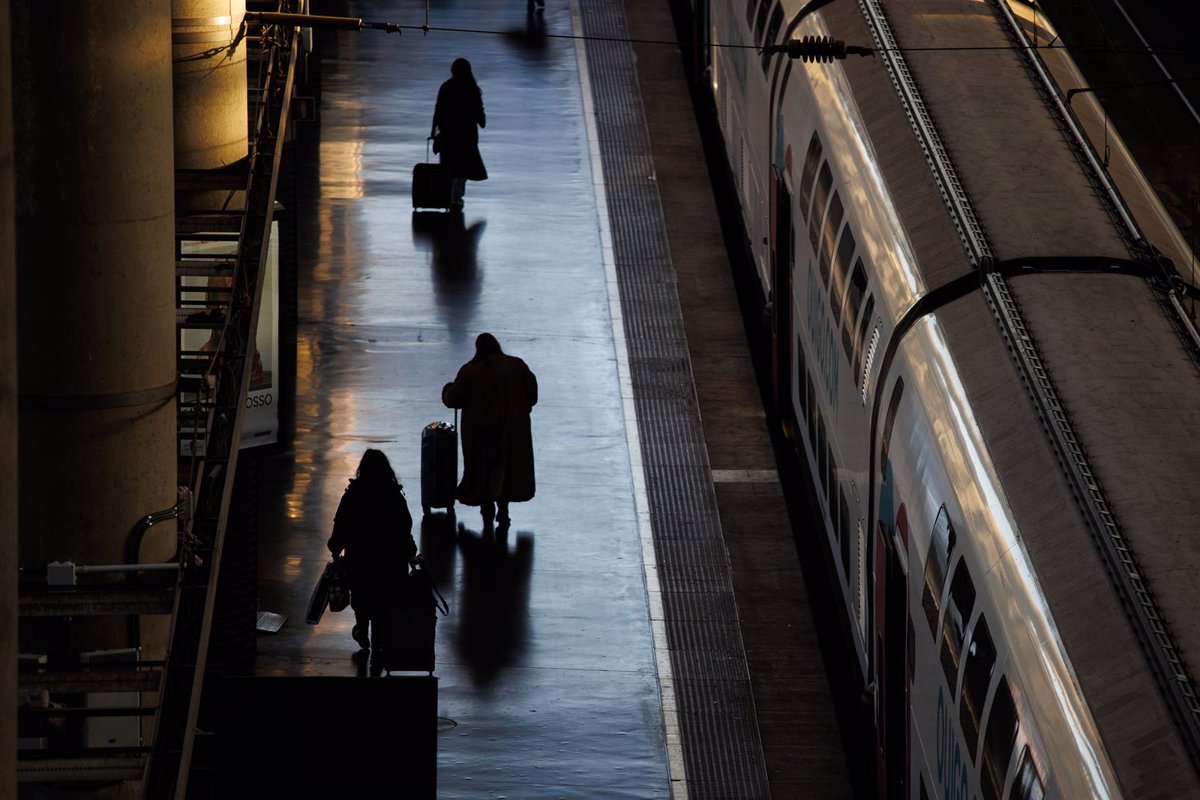 Renfe reactiva la circulación ferroviaria en Galicia tras el apagón eléctrico de este lunes