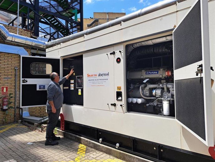 Un trabajador junto a un grupo electrógeno del centro hospitalario Virgen del Rocío.
