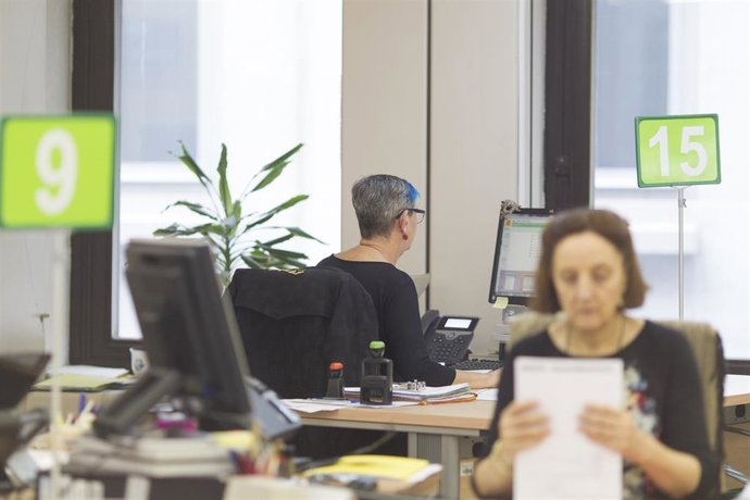 Archivo - Dos personas trabajan en una oficina.