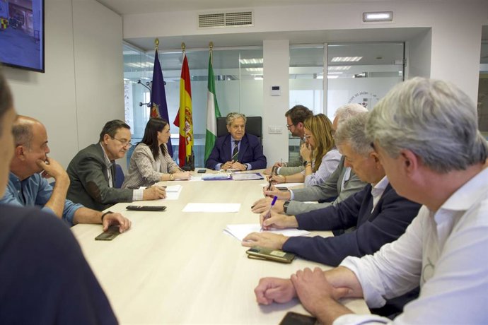 Fuentes (centro, al fondo) preside la reunión del Comité de Emergencias.