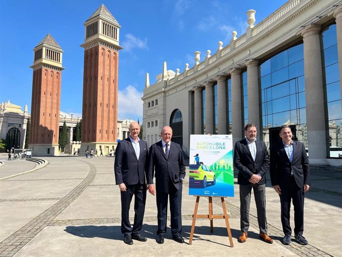 El presidente del salón, Enrique Lacalle, junto al director general Anfac, José López-Tafall, el director de Negocio Internacional de Fira de Barcelona, Ricard Zapatero, y el director de Automobile Barcelona, José Miguel García