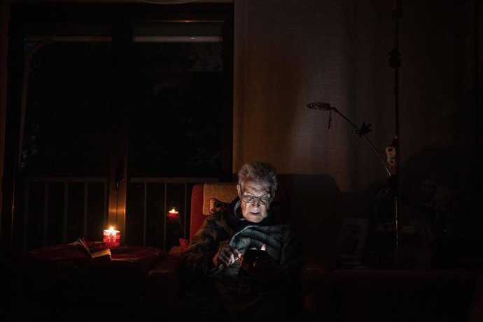 Un hombre con velas durante el apagón, a 28 de abril de 2025. 