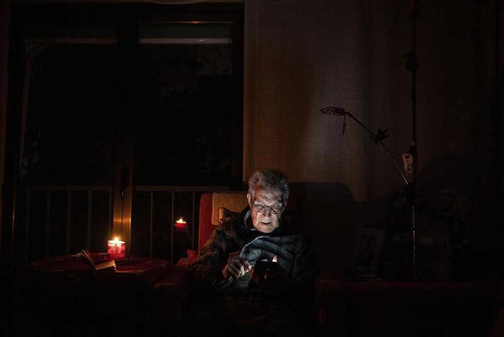 Un hombre con velas durante el apagón, a 28 de abril de 2025. 