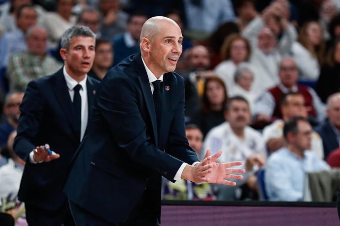 Archivo - El entrenador del Barça de baloncesto, Joan Peñarroya, en un partido de Euroliga