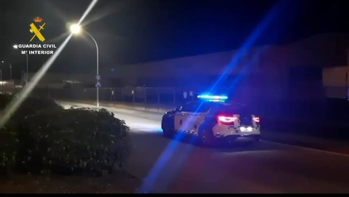 Un coche patrulla de la Guardia Civil vigila por la noche el polígono para evitar problemas tras el apagón eléctrico