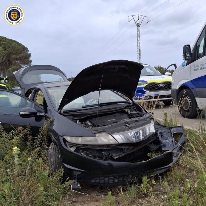 Uno de los vehículos accidentados en un choque múltiple en Conil de la Frontera, con un fallecido.