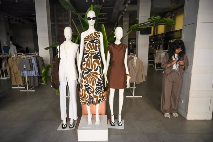 Interior de una tienda de ropa durante el apagón en Santander