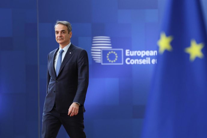 Archivo - HANDOUT - 20 de março de 2025, Bélgica, Bruxelas: O primeiro-ministro grego Kyriakos Mitsotakis chega para participar de uma cúpula da UE na sede do Conselho Europeu em Bruxelas. Foto: Alexandros Michailidis/EU Coincil/dpa - ATENÇÃO: somente par