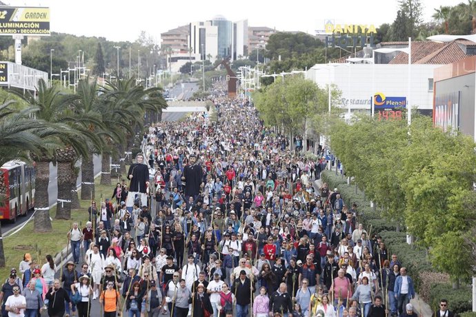 Archivo - Decenas de personas participan en la Romería de la Santa Faz en Alicante, a 11 de abril de 2024, en Alicante