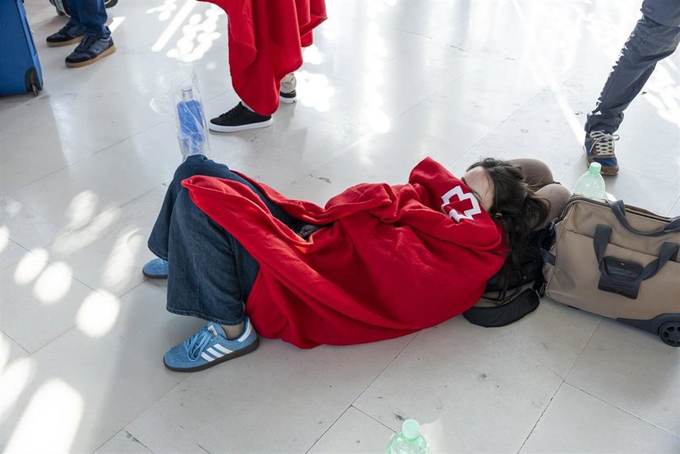 Varias personas son atendidas por la Cruz Roja durante el apagón
