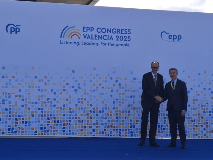 Friedrich Merz y Alberto Núñez Feijóo se saludan en el congreso del PPE en Valencia