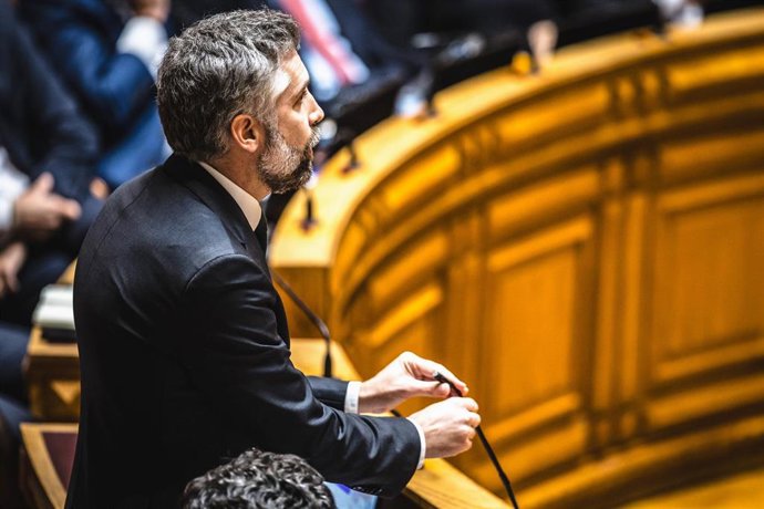 Archivo - El líder del Partido Socialista de Portugal, Pedro Nuno Santos, interviene ante el Parlamento