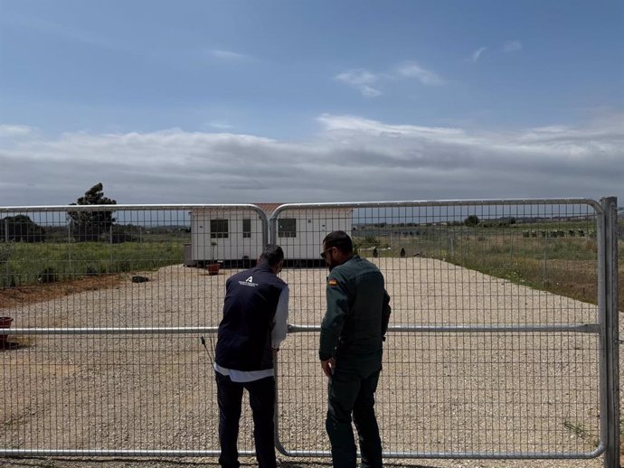 Precinto a una urbanización ilegal en San Isidro del Guadalete en Jerez.