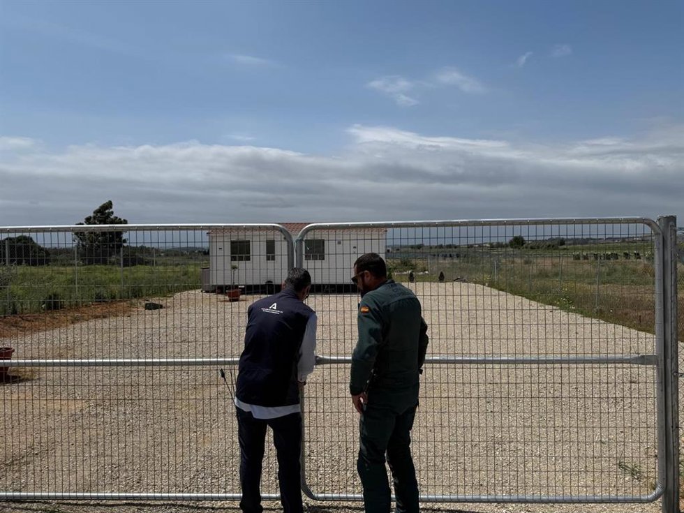 Precinto a una urbanización ilegal en San Isidro del Guadalete en Jerez.