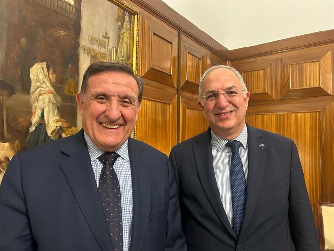 El presidente de Cepesca, Julio Morón, y el comisario europeo de Pesca y Océanos, Costas Kadis, en una reunión en Madrid