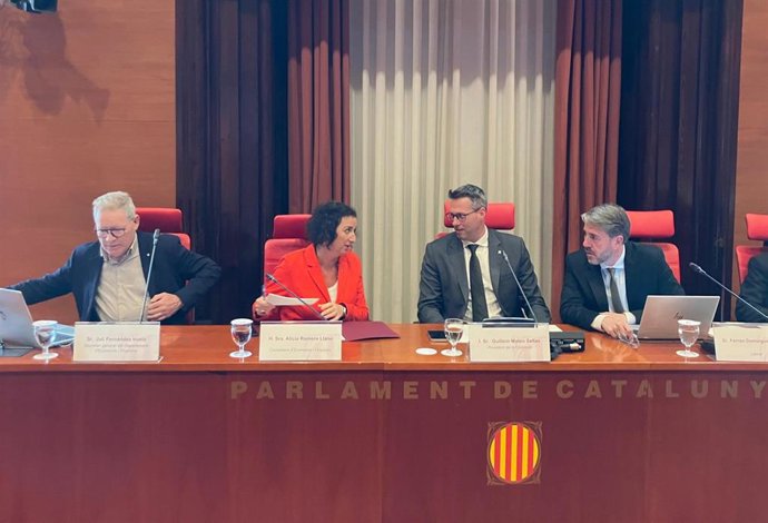 La consellera de Economía y Finanzas de la Generalitat, Alícia Romero, junto a los miembros de la mesa de la Comisión.