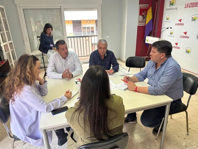 Reunión entre IU Huelva y los sindicatos CCOO y UGT.