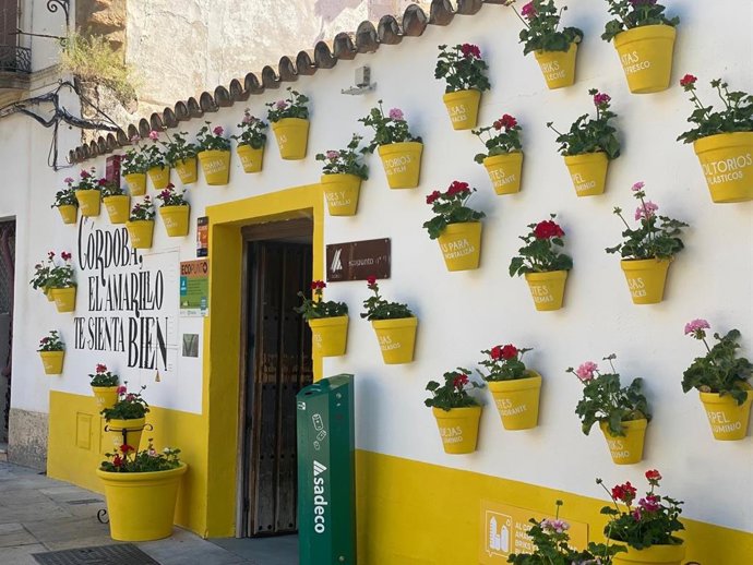Ecoembes y Sadeco presentan la campaña de sensibilización 'Córdoba, el amarillo te sienta bien'.