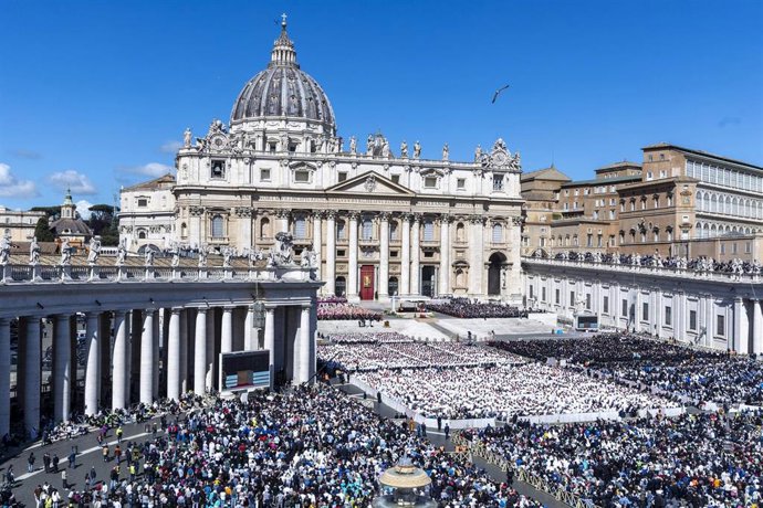 Miles de personas durante el funeral del Papa, en la plaza de San Pedro, a 26 de abril de 2025, en Ciudad del Vaticano.