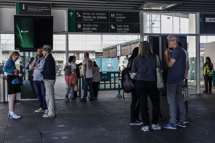 Personas en una estación de València durante el apagón el lunes 28 de abril