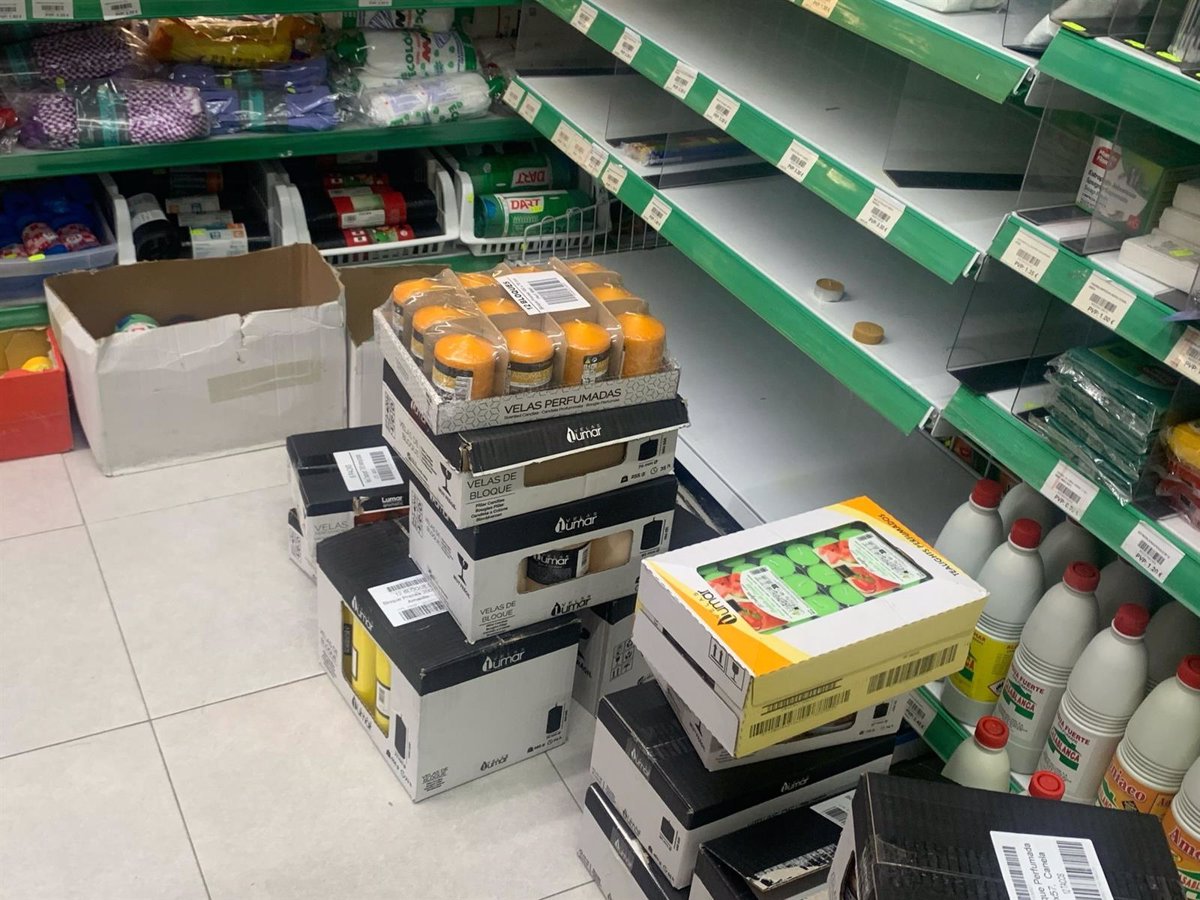 Los españoles se lanzaron en busca del kit de supervivencia: Primero se acabaron pilas y luego las radios 