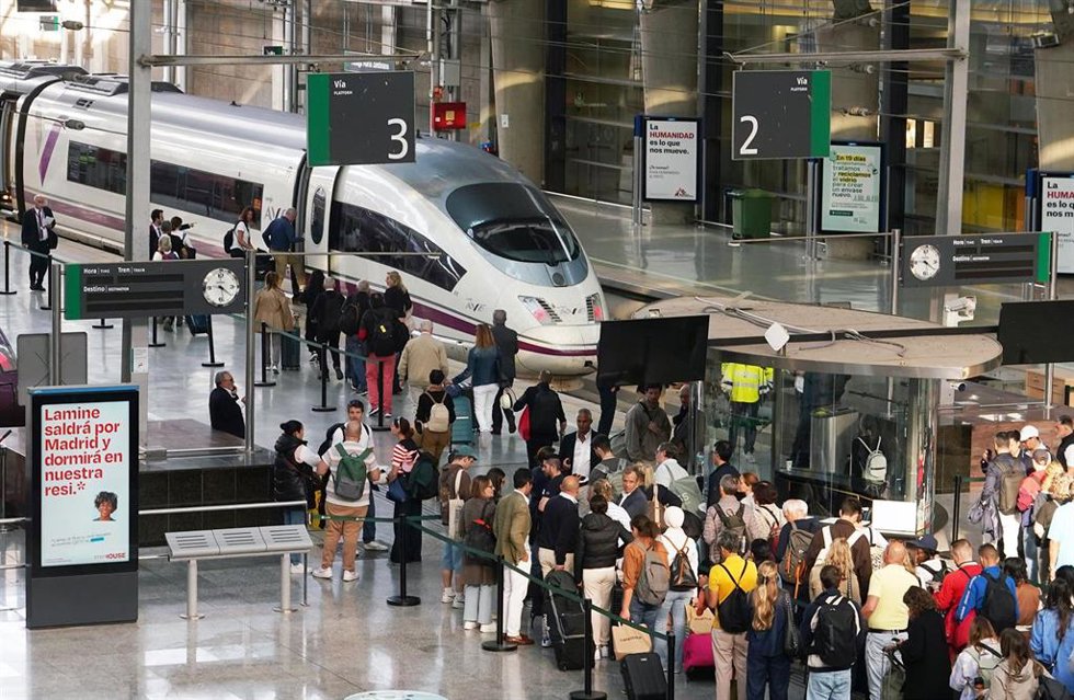 Vista general del interior de la estación de trenes de María Zambrano el día después del apagón generalizado