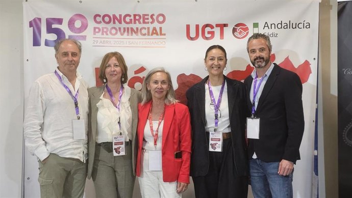 Paula Fernández Danino, nueva secretaria general de UGT Cádiz, junto al resto de representantes de su Comisión Ejecutiva provincial.