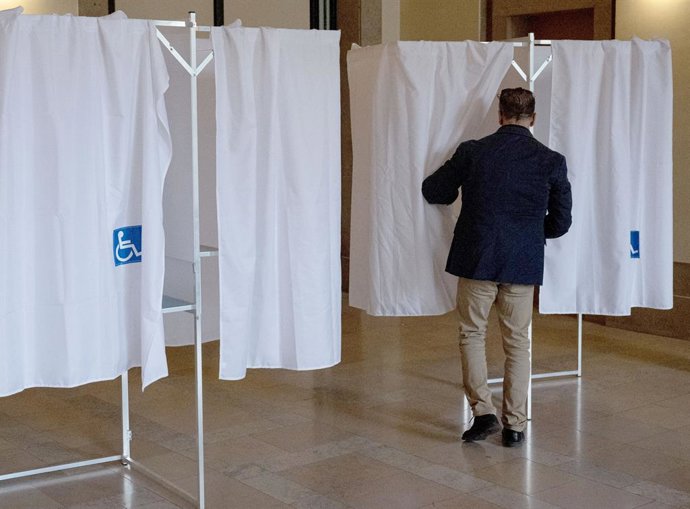 Archivo - Arquivo - 07 de julho de 2024, França, Estrasburgo: Um homem entra em uma cabine para votar em uma seção eleitoral durante o segundo turno das eleições parlamentares francesas. Em 7 de julho de 2024, a França está realizando eleições parlamentar