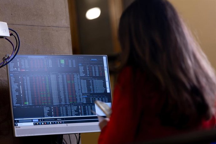 Un panel del IBEX 35 en el Palacio de la Bolsa de Madrid, a 4 de abril de 2025, en Madrid (España). E