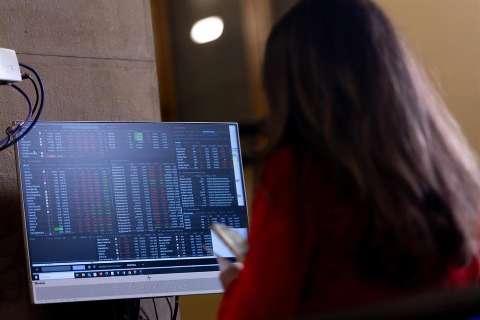 Un panel del IBEX 35 en el Palacio de la Bolsa de Madrid, a 4 de abril de 2025, en Madrid (España). E