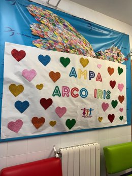 Archivo - Un cartel de la ampa Arcoíris en la escuela Alfonso Sancho.