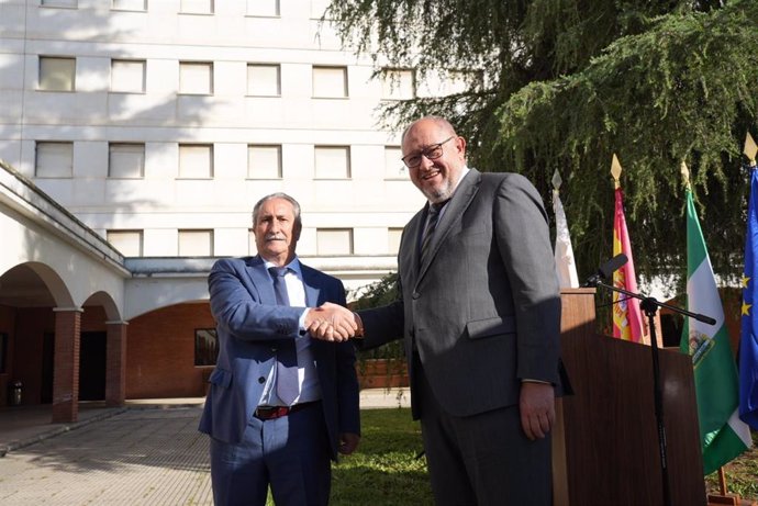 Martín y Torralbo se dan la mano en el acto de entrega el edificio Séneca.