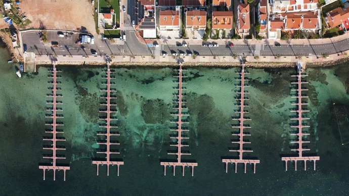 Pantalanes del puerto de Fornells.