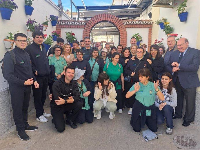 La Guardia Civil de Córdoba embellece su patio cordobés en la casa cuartel de La Victoria, con la labor de los alumnos de Acopinb y la Asociación de Patios Cordobeses.