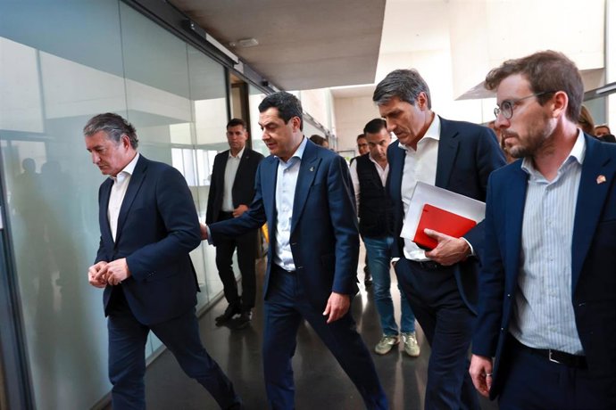 El consejero Antonio Sanz; el presidente de la Junta, Juanma Moreno; el delegado del Gobierno, Pedro Fernández, y el subdelegado de Sevilla, Francisco Toscano, en una imagen del lunes de la reunión del Comité Asesor del Plan de Emergencia.