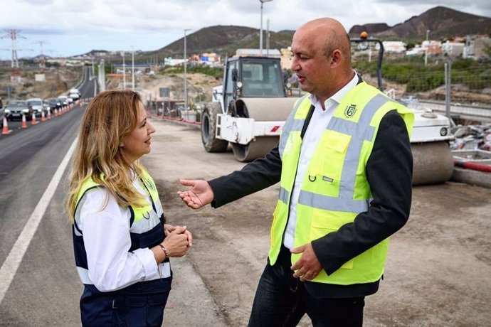 La presidenta del Cabildo de Tenerife, Rosa Dávila, y el alcalde de Granadilla, José Domingo Regalado, en una visita a las obras de la rotonda de San Isidro