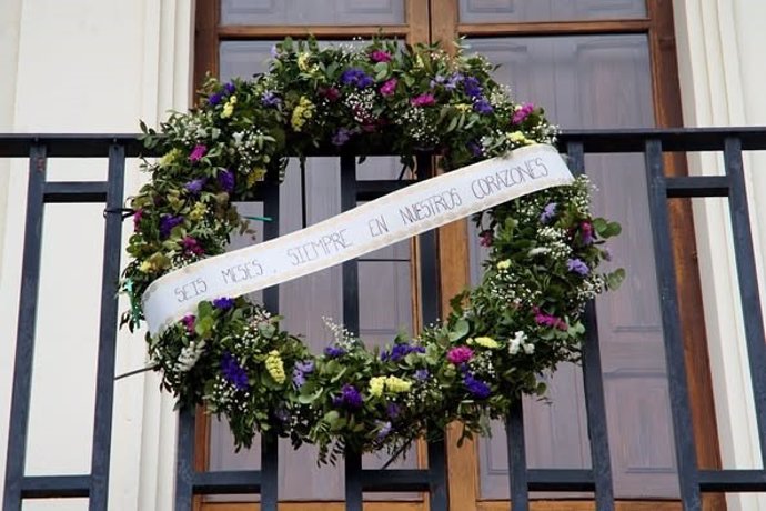 Corona de flors a l'Ajuntament de Benetússer quan es complixen sis mesos de la dana