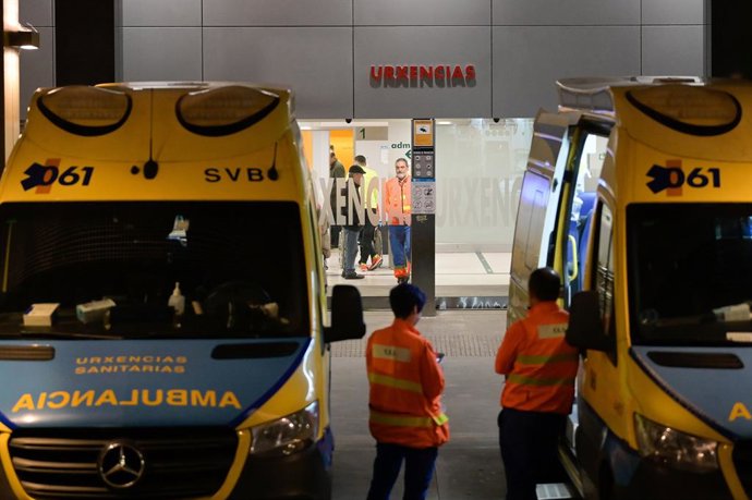 Archivo - Arquivo - Várias ambulâncias na sala de emergência do Complexo Hospitalar Universitário de A Coruña, em 3 de fevereiro de 2025, em A Coruña, Galícia (Espanha). Um paciente atacou uma enfermeira e um guarda de segurança com uma faca no departamen