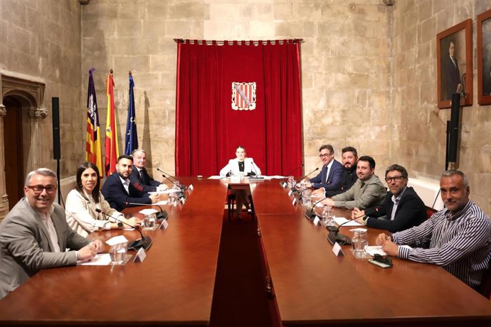 La presidenta del Govern, Marga Prohens, se reúne con los representantes de la Mancomunitat des Raiguer.